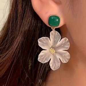 COPY - 🌸Beautiful Emerald Green and Frosted White Acrylic Daisy Flower  Drop Ea…